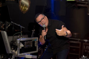 מוטי ברגיל בהופעה בגולדן בר